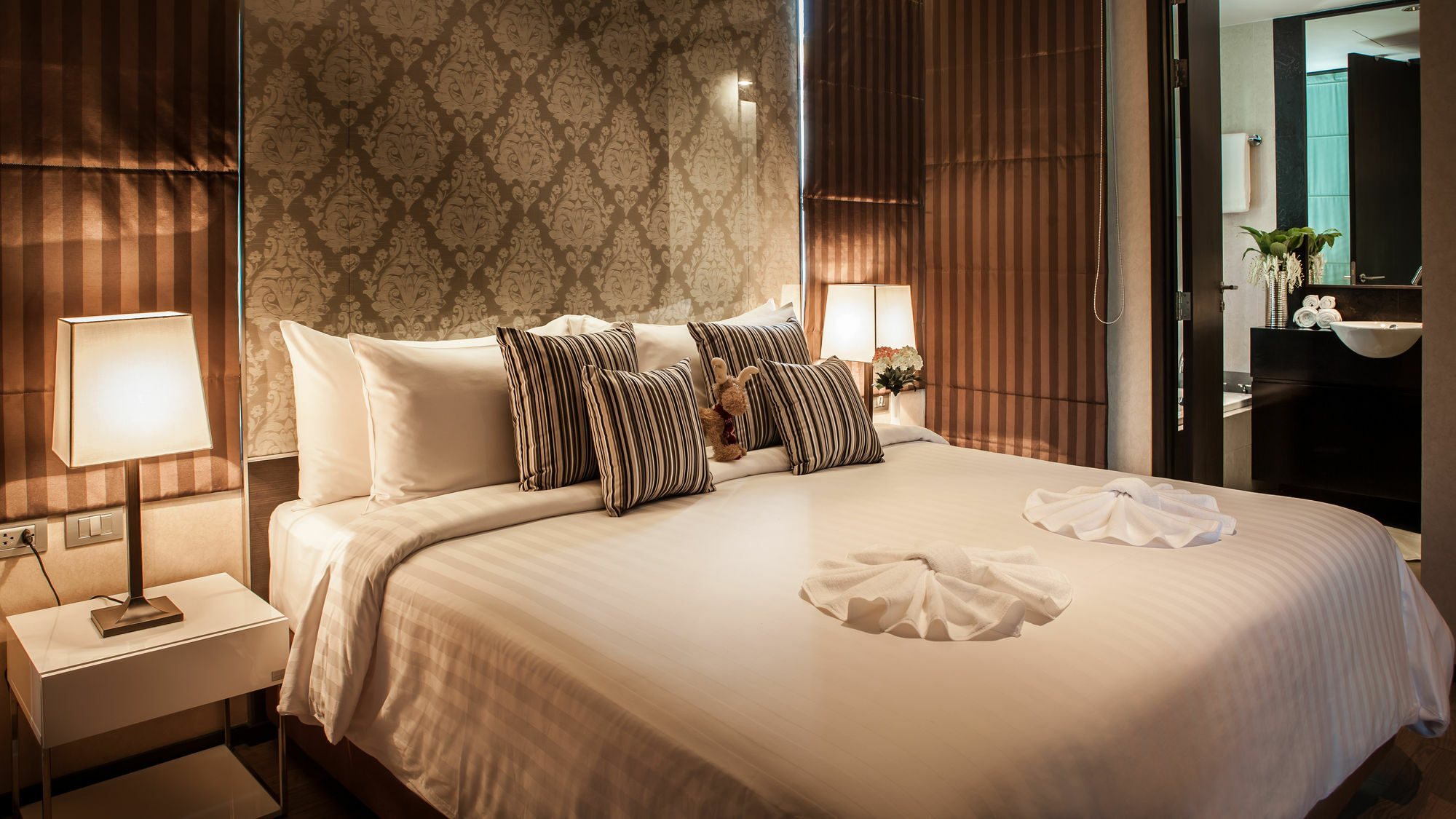 Arcadia Residence Ploenchit By Compass Hospitality Bangkok Exterior photo
