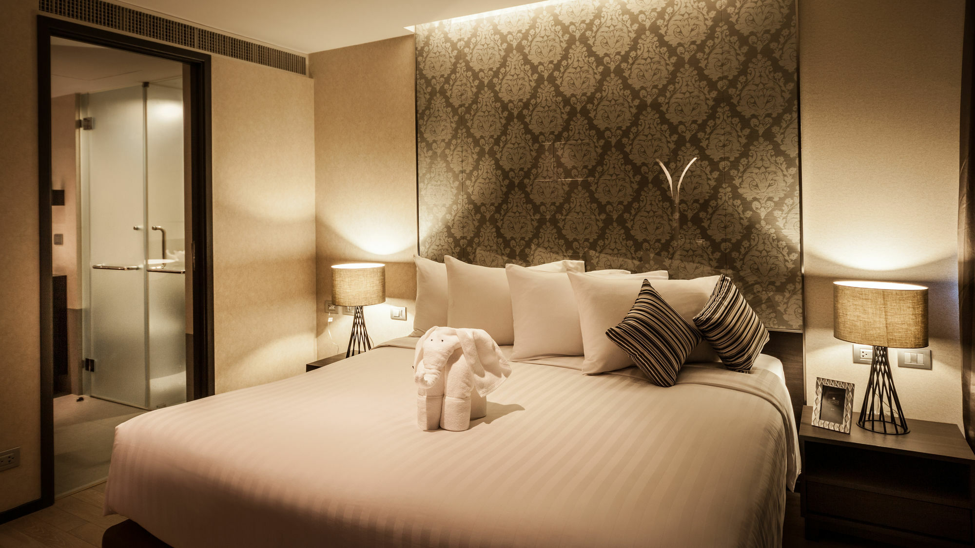 Arcadia Residence Ploenchit By Compass Hospitality Bangkok Exterior photo