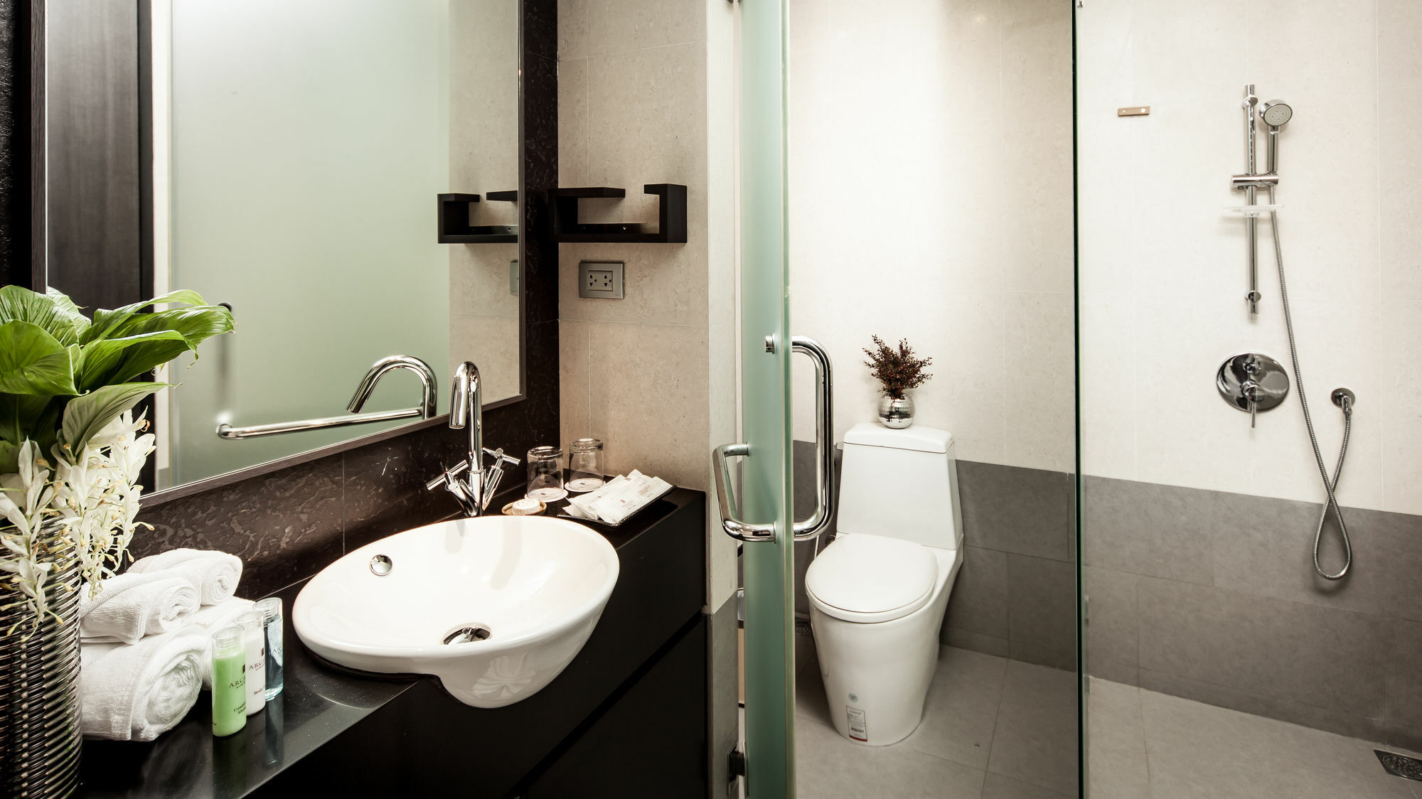 Arcadia Residence Ploenchit By Compass Hospitality Bangkok Exterior photo