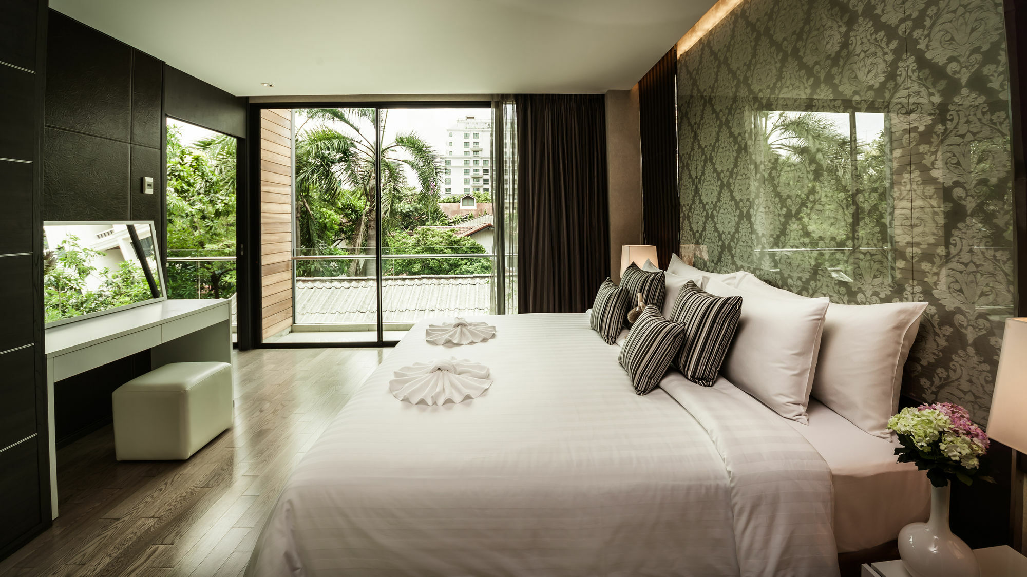 Arcadia Residence Ploenchit By Compass Hospitality Bangkok Exterior photo